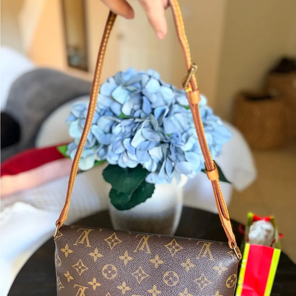 Louis Vuitton musette tango short. Monogram - Picture 4 of 16
